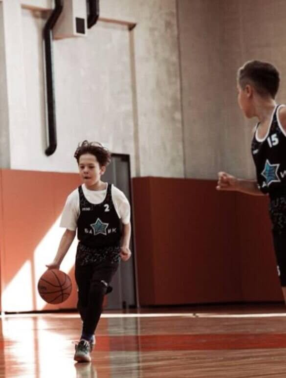 Девочки взрослеют быстрее. Рано повзрослевший мальчик. Рано повзрослевшая девушка. Девочка взрослеет. Девочки взрослеют быстрее.